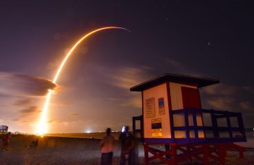 Um foguete Falcon 9 da empresa decolou de Cabo Canaveral, na Flórida, com 60 satélites. Empresa tem Elon Musk, da Tesla, em seu comando.