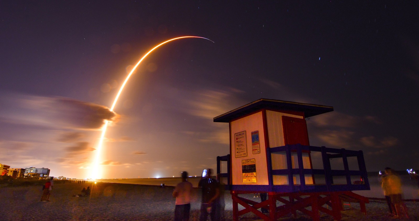 Um foguete Falcon 9 da empresa decolou de Cabo Canaveral, na Flórida, com 60 satélites. Empresa tem Elon Musk, da Tesla, em seu comando.