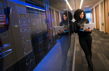 Imagem humanizada relacionada a SEO para empresas locais